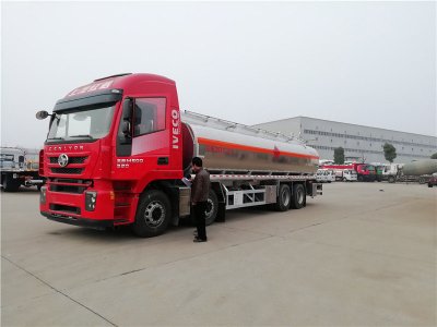 上汽紅巖29.7方前四后八鋁合金運(yùn)油車，20噸運(yùn)油車