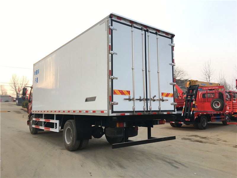 柳汽乘龍7.8米國(guó)六冷藏車